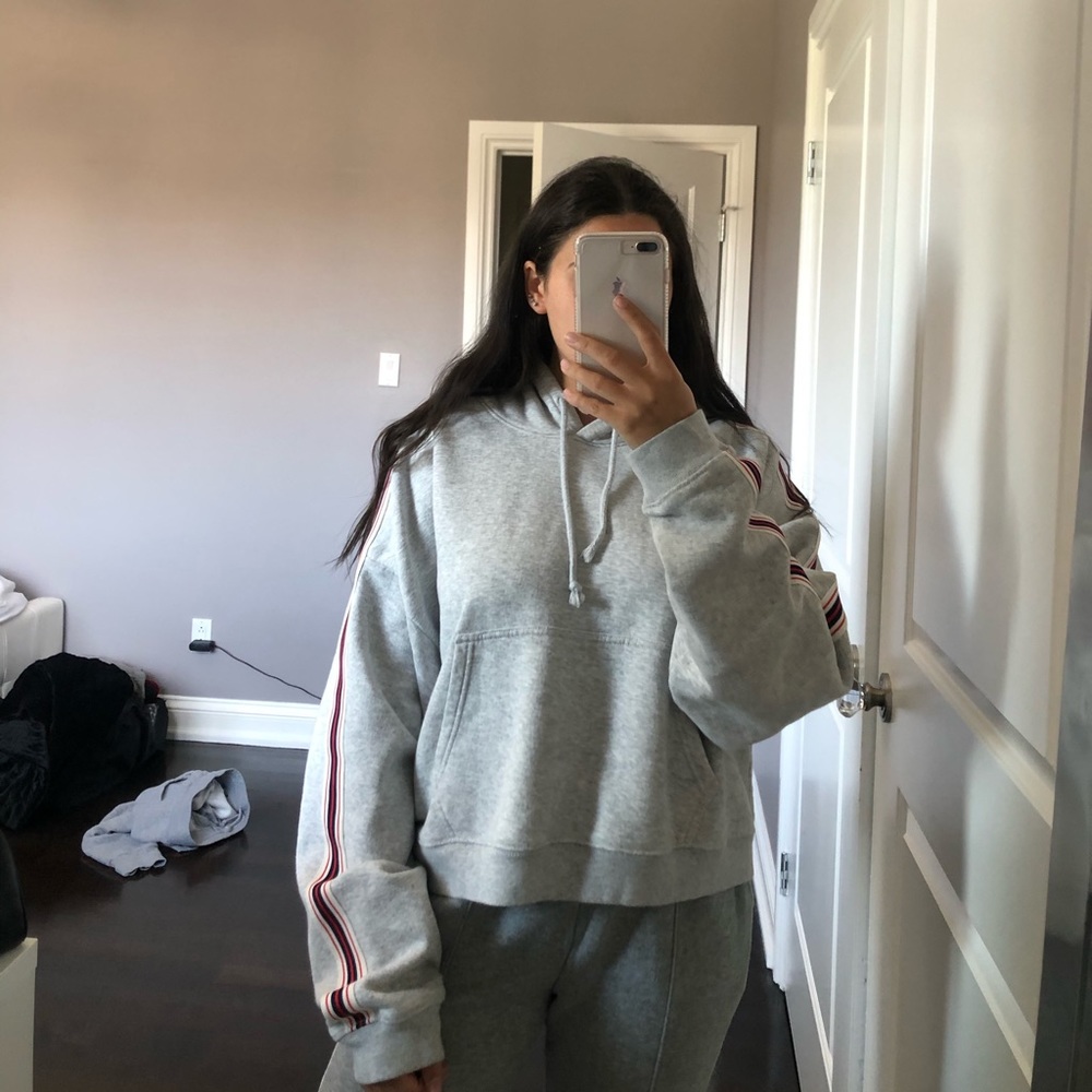 Aritzia/TNA grey sweatshirt
